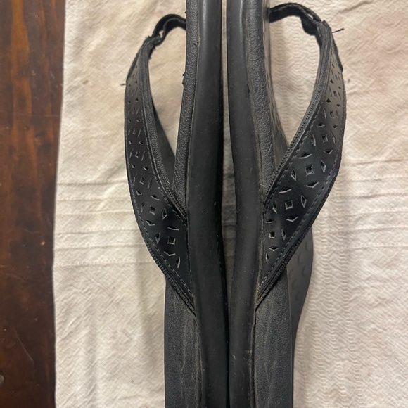 Black Vionic flip flops - Picture 11 of 11